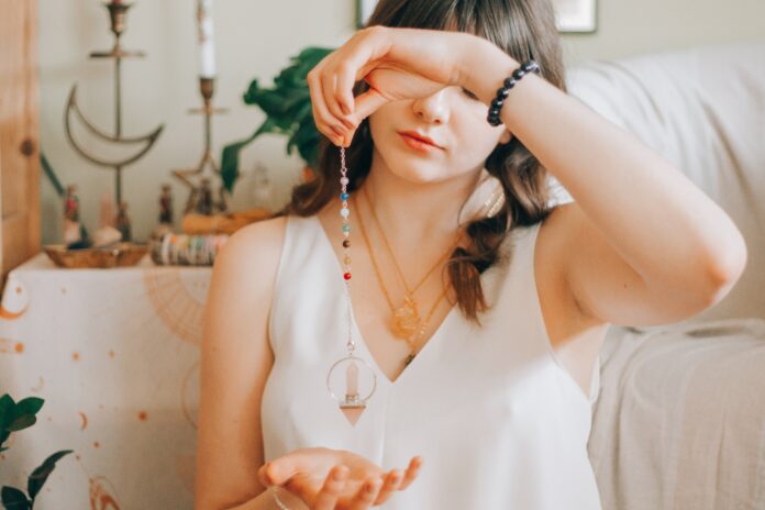 Comment fonctionne le pendule divinatoire